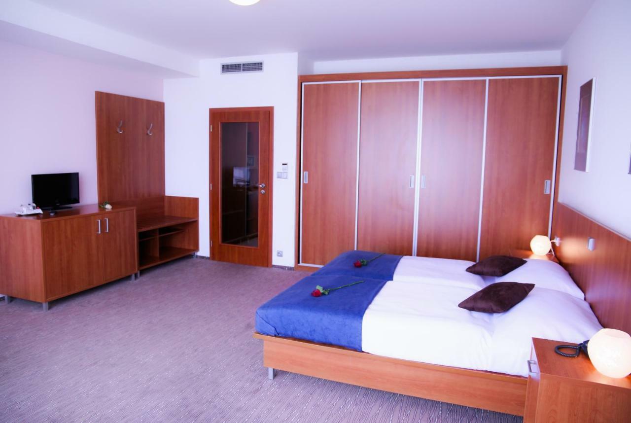 Academic Hotel & Congress Centre Roztoky  Zewnętrze zdjęcie